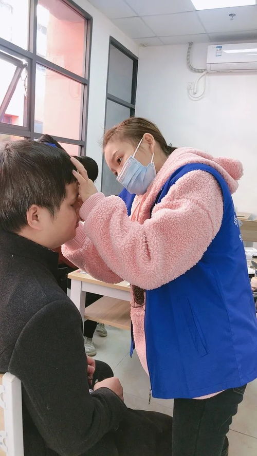 攜手定格溫暖 愛心妝點笑容——區殘協聯合我校化妝班為殘障家庭拍攝公益全家福